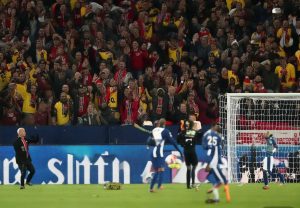 本文将探讨挪威足球运动员哈兰德如何在足球界崭露头角，成为新一代超级前锋的代表。首先，将从哈兰德的早期经历与成长背景入手，分析他是如何通过不懈努力和天赋逐步进入职业足球的高峰；接着，讨论他的技术特点，包括速度、力量和射门能力，这些都是他成为顶级前锋的重要因素；然后，将关注他在俱乐部和国家队的表现，以及这些表现如何帮助他赢得更广泛的认可；最后，将分析媒体与球迷对他的反应以及他在未来可能的发展方向。通过这几个方面，我们可以全面了解哈兰德在当今足球界所扮演的重要角色。